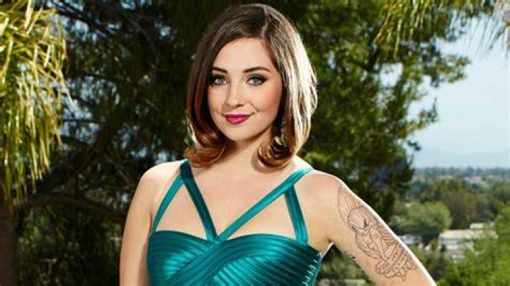 Who is Julie Ofcharsky Dating – Julie Ofcharsky's Boyfriend & Exes
