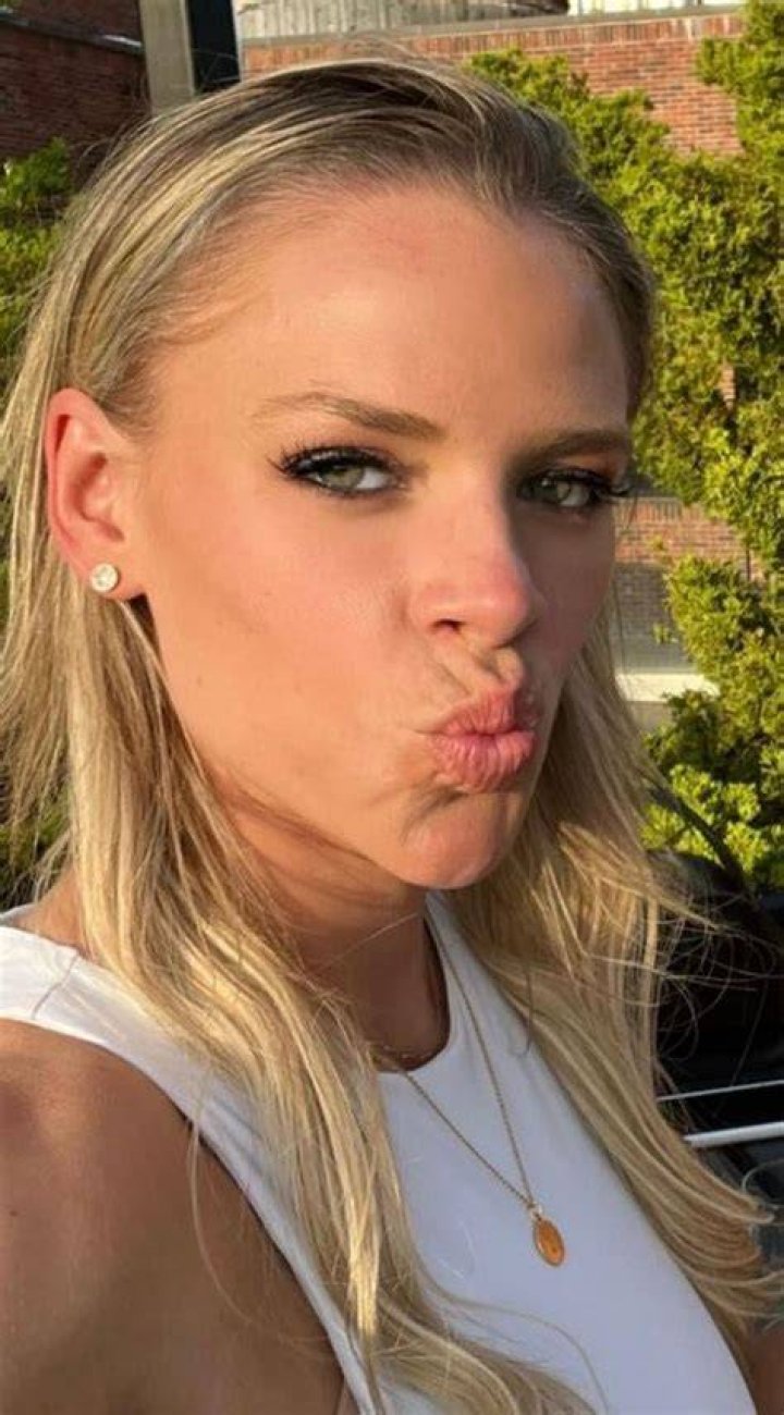 Who is Julie Stewart-Binks Dating – Julie Stewart-Binks's Boyfriend & Exes